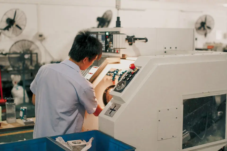 精密工廠中以模具製作微型光學鏡片的製造場景（示意圖）