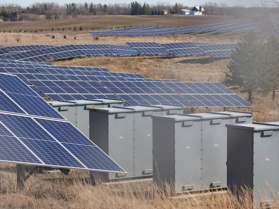太陽光電案場結合儲能設備的示意畫面 太陽光電板旁的電池儲能櫃
