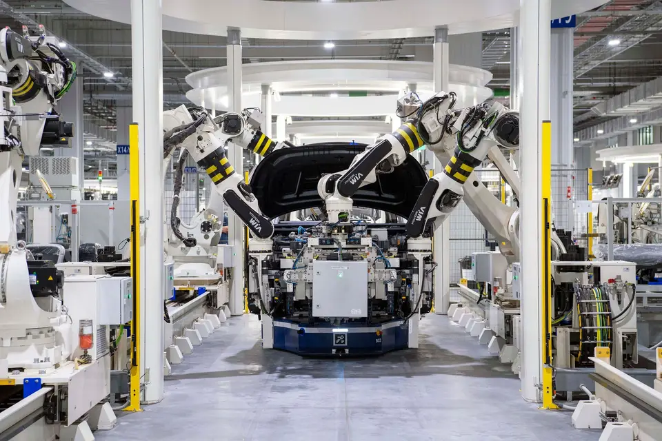 汽車製造產線與自動化設備，呈現電芯走向車用整合前的工業場景
