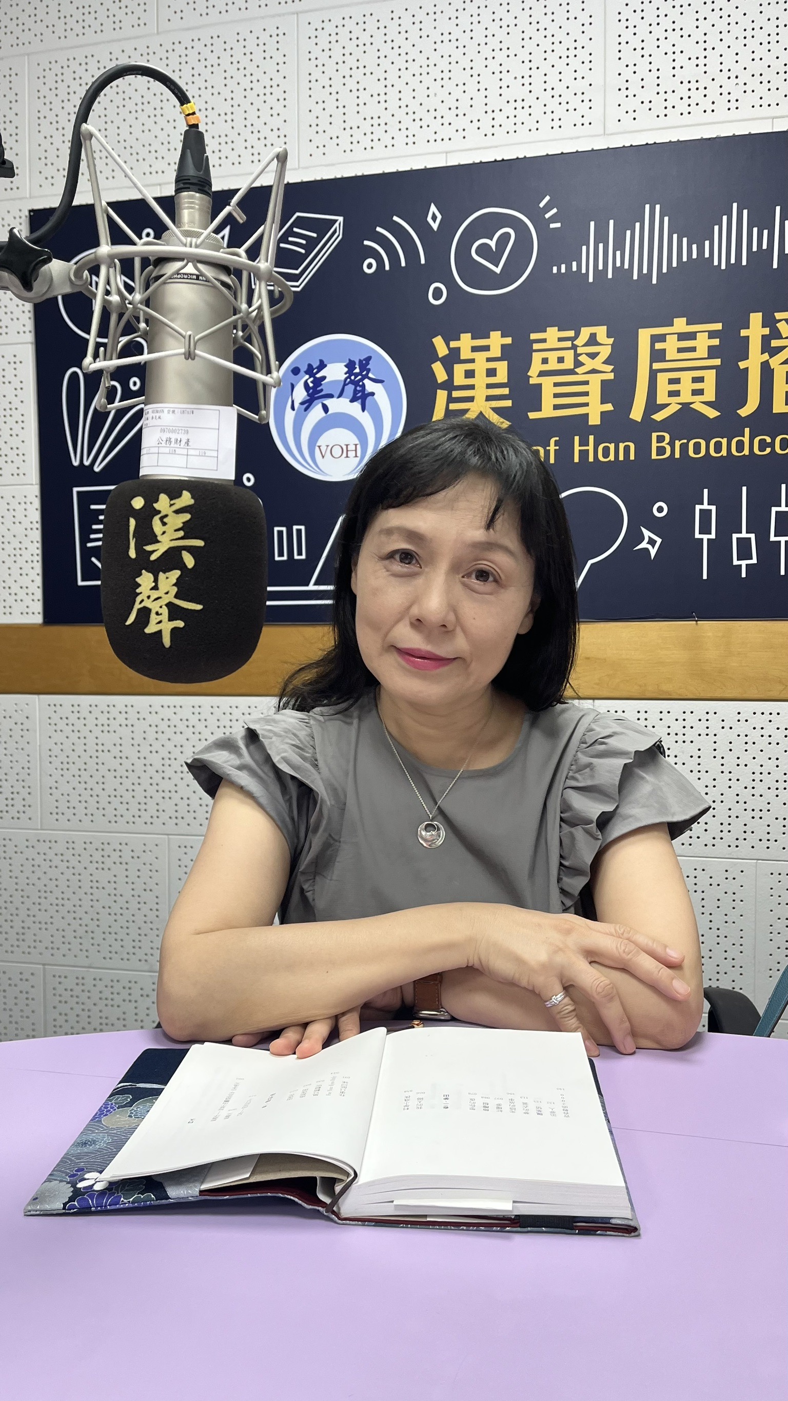 宇文正在電臺錄音室受訪