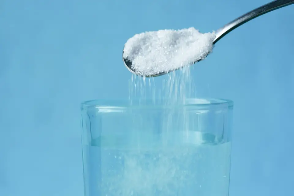 一杯溫鹽水與漱口情境示意