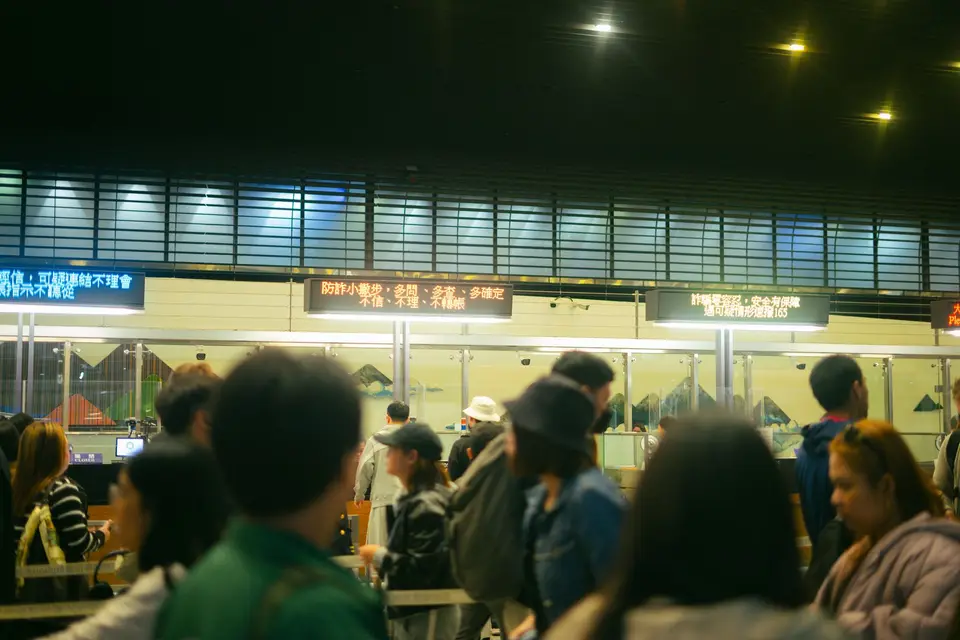 機場報到大廳的航班顯示看板與旅客