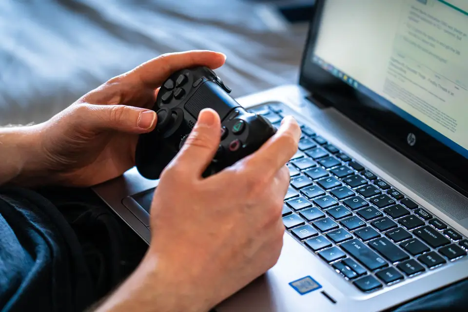 筆電螢幕顯示數位遊戲 DLC 購買紀錄與退款條件