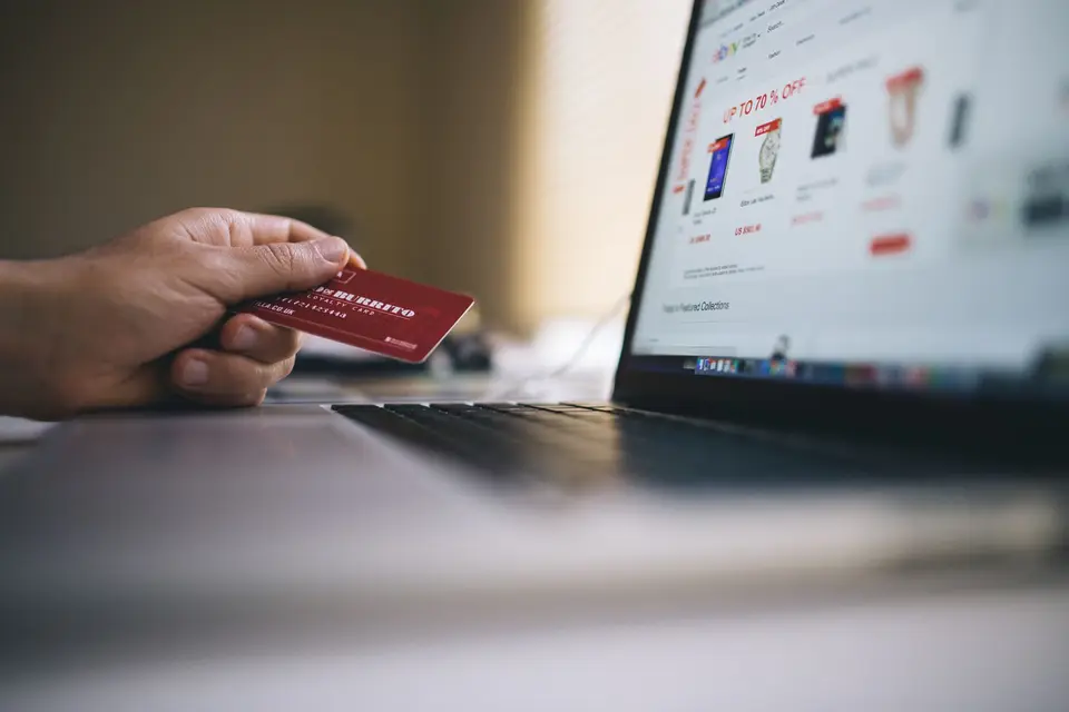 筆電旁的遊戲購買紀錄與退款表單操作情境示意圖