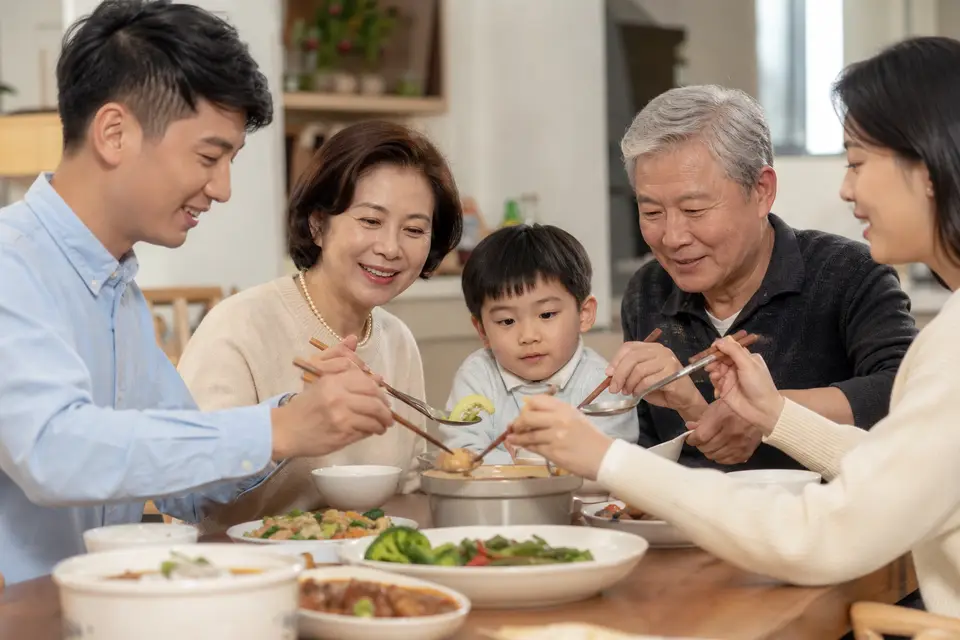 用餐時使用公筷母匙示意