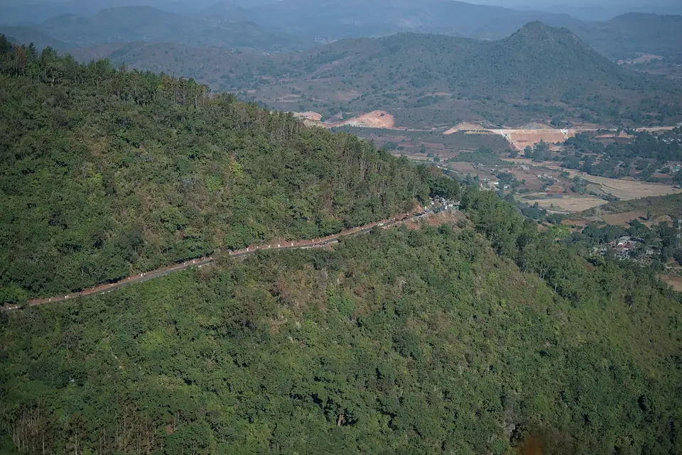 山區公路上車輛大排長龍（示意圖）