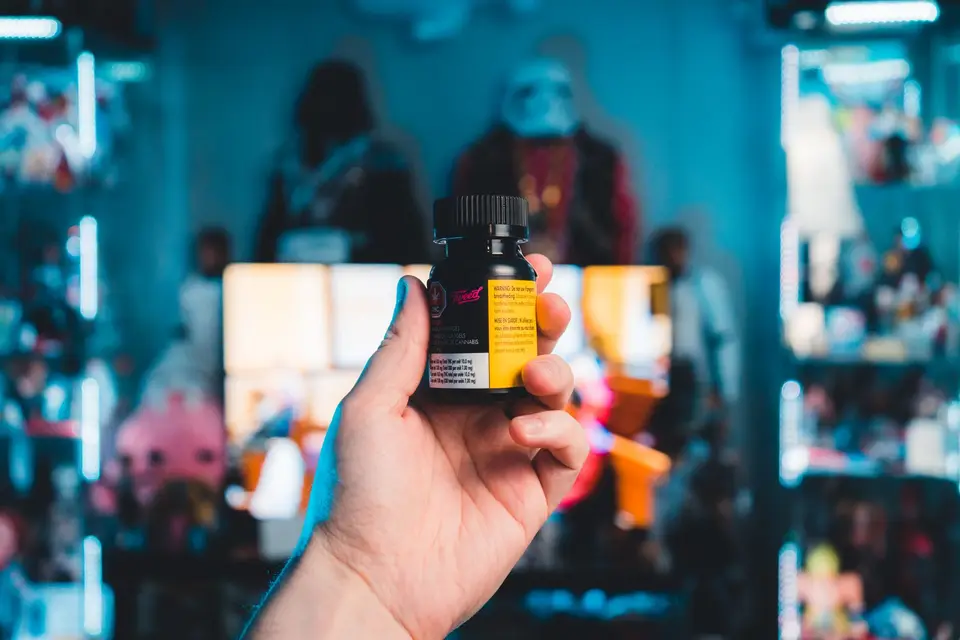 一雙手拿著保健食品瓶罐查看標示上的成分