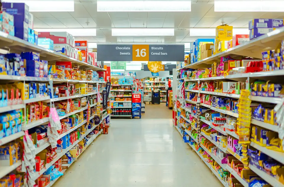 消費者在超市仔細閱讀食品背面的成分標示