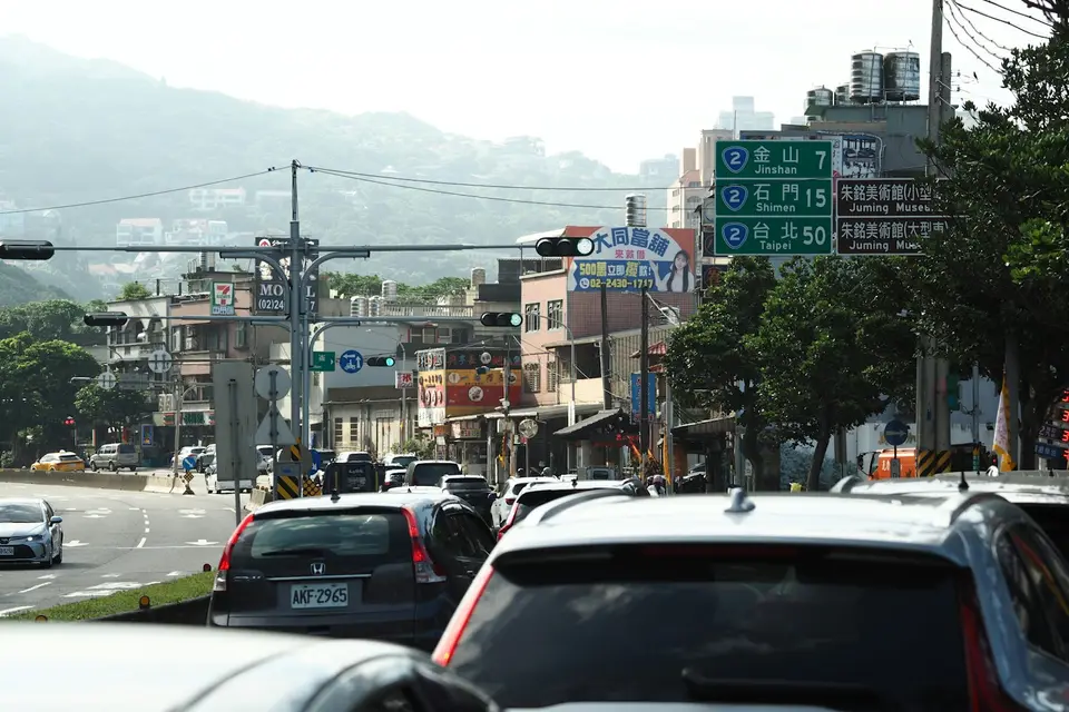 台中市區街道上劃有收費格線的路邊停車格，停滿汽車（示意圖）