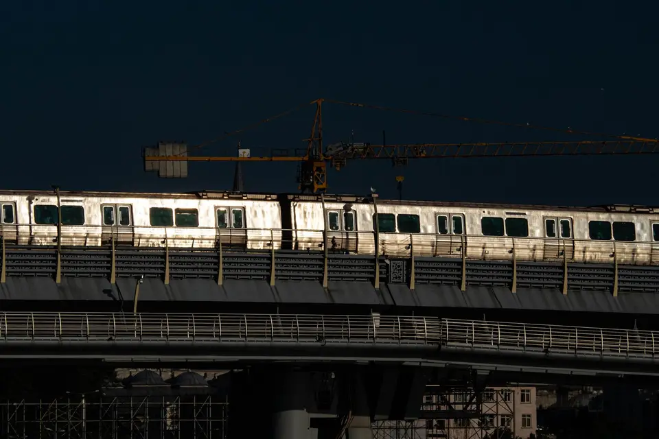 高架軌道工程施工現場，吊車與鋼構顯示大型交通建設進行中（示意圖）