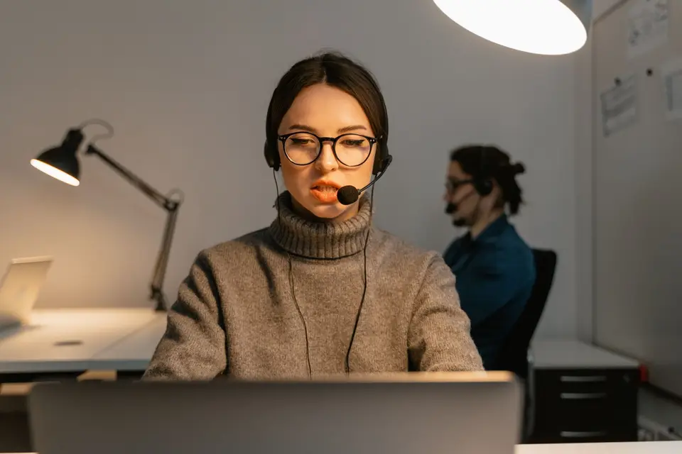 客服人員接聽電話受理通報