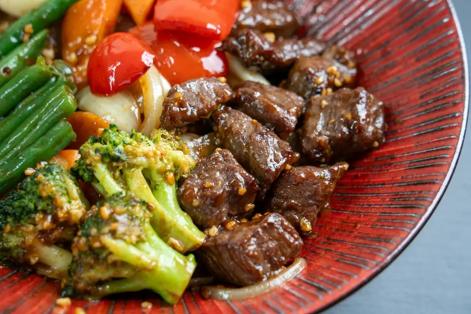 盤中擺放熟牛肉與多種蔬菜的料理畫面