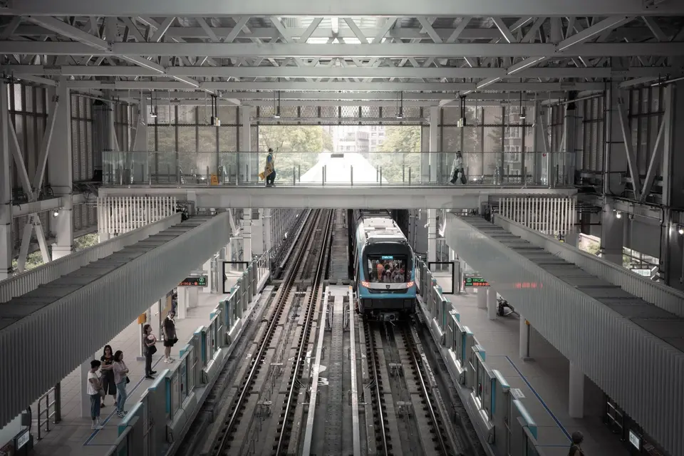 台北捷運列車進站，呈現耶誕跨年期間城市消費與交通往來的情境
