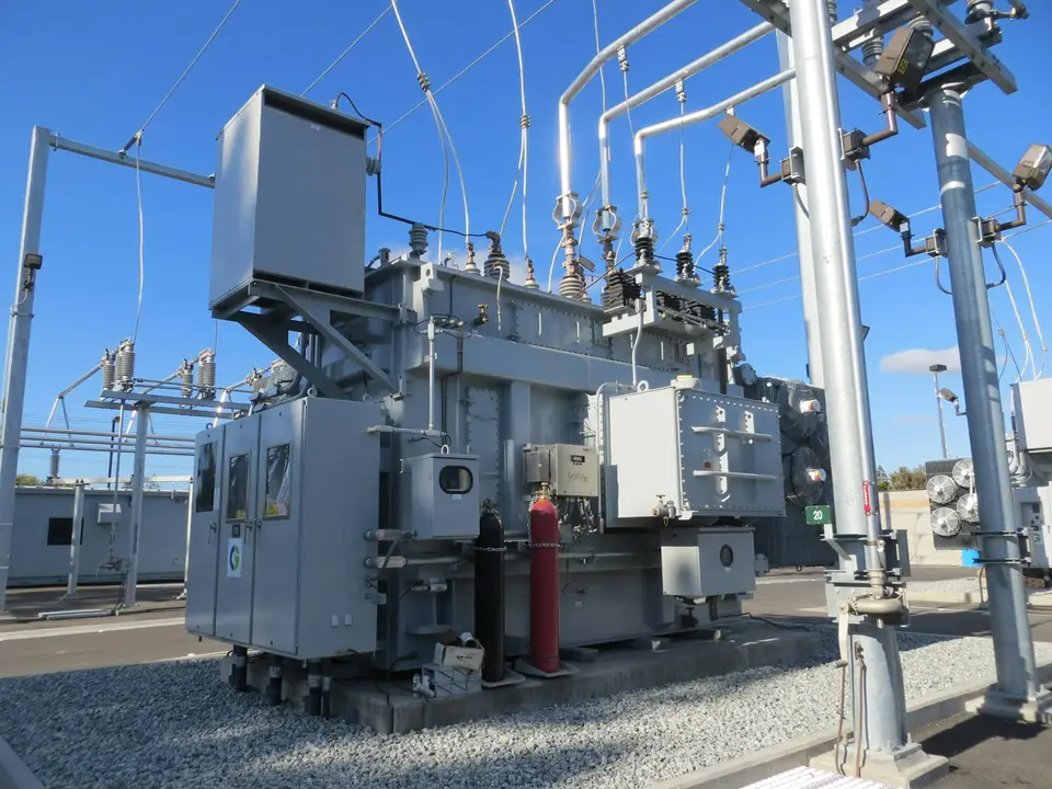 電力變電所與高壓輸電設備，象徵雄積三、四線輸電工程（示意圖）