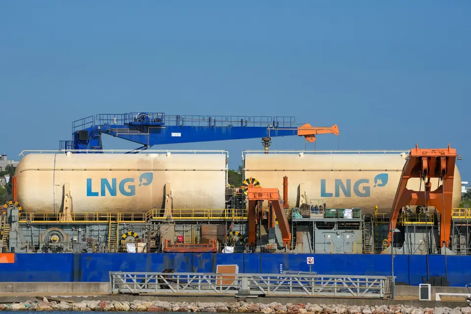 液化天然氣接收站與儲槽，象徵中油天然氣調價與電業成本（示意圖）
