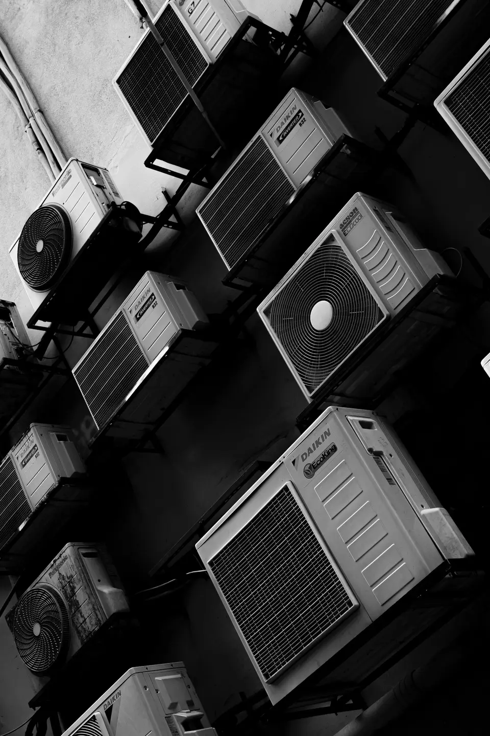 冷氣室外機與電風扇，象徵冷氣搭配電扇節電