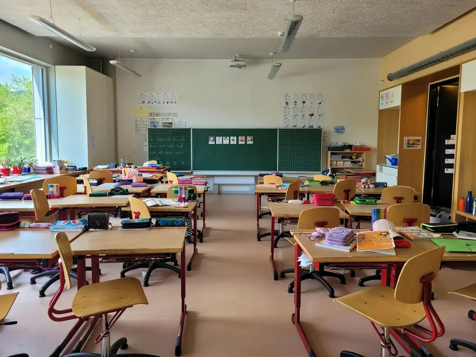 教室內黑板旁的學校月曆與課表夾，呈現校方行事曆和政府辦公日曆不同的場景