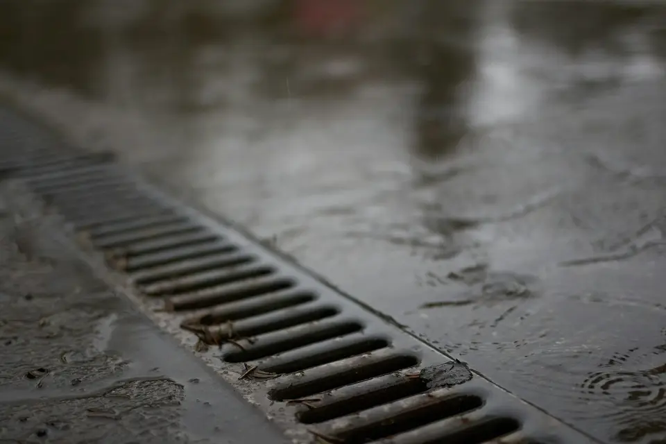雨水流入道路側溝，示意都市排水系統