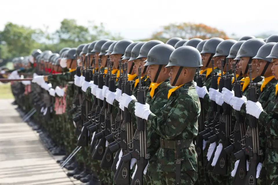 軍人整齊列隊、持槍行注目禮的儀隊畫面（示意圖）