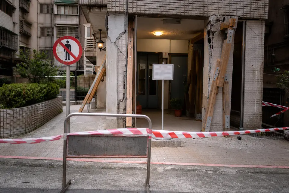 住宅大樓入口因震後受損而拉起封鎖線，呈現建物安全需現場確認