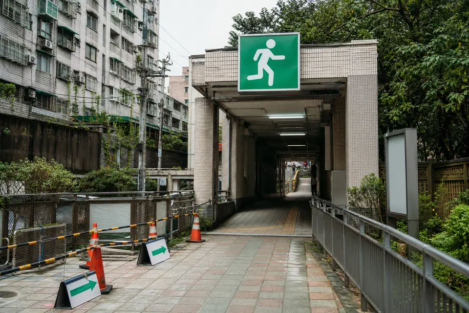台灣城市住宅區的避難通道入口有清楚指示，外側留有通行空間。