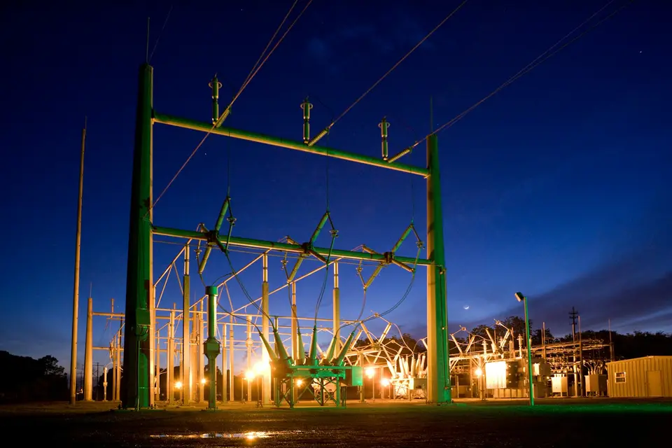 變電所與高壓電線，示意電力系統基礎設施