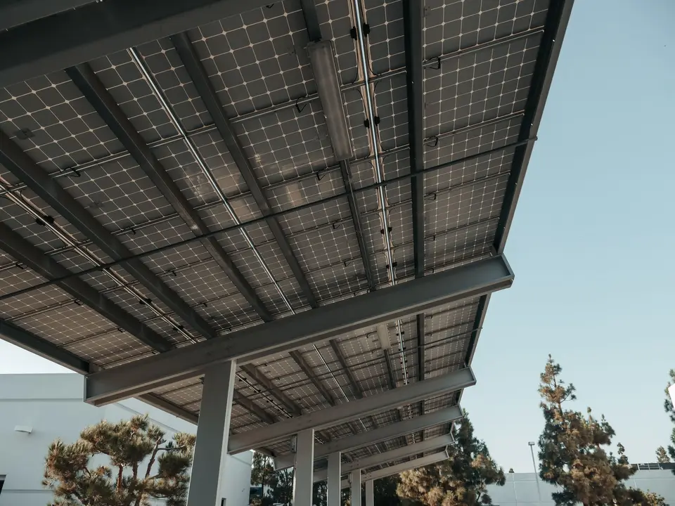 太陽能板與工業儲能電池，象徵用電大戶可選擇的自用發電與儲能替代方案（示意圖）