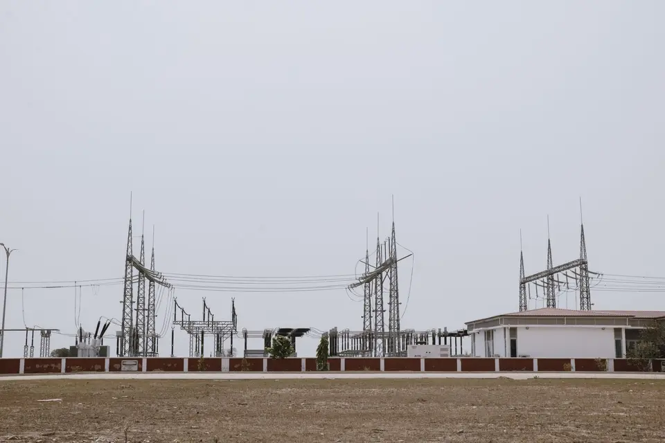 電網變電設施，象徵用電大戶自備儲能設備降低對電網依賴的政策目標（示意圖）