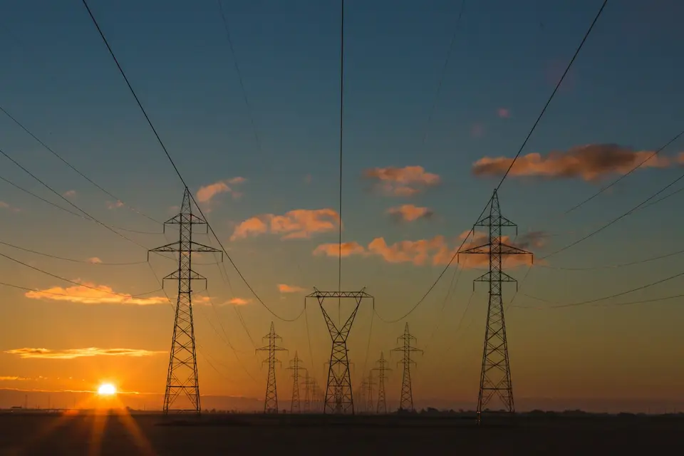 電網與輸電設施，象徵離岸風電併網對供電系統的挑戰（示意圖）