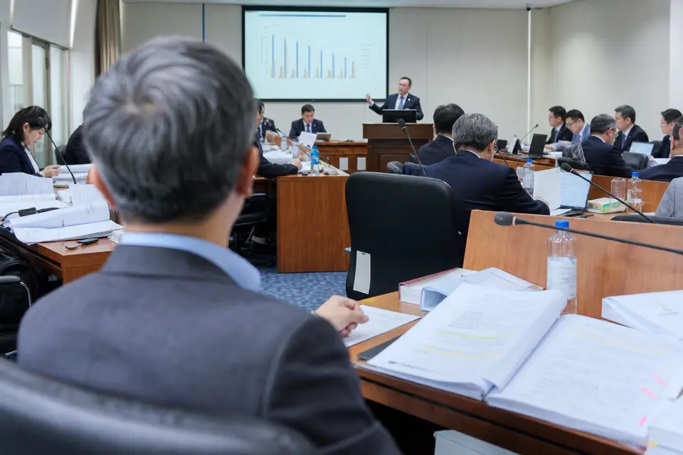 立法院委員會議事場景，象徵能源管理法修正草案審查過程（示意圖）