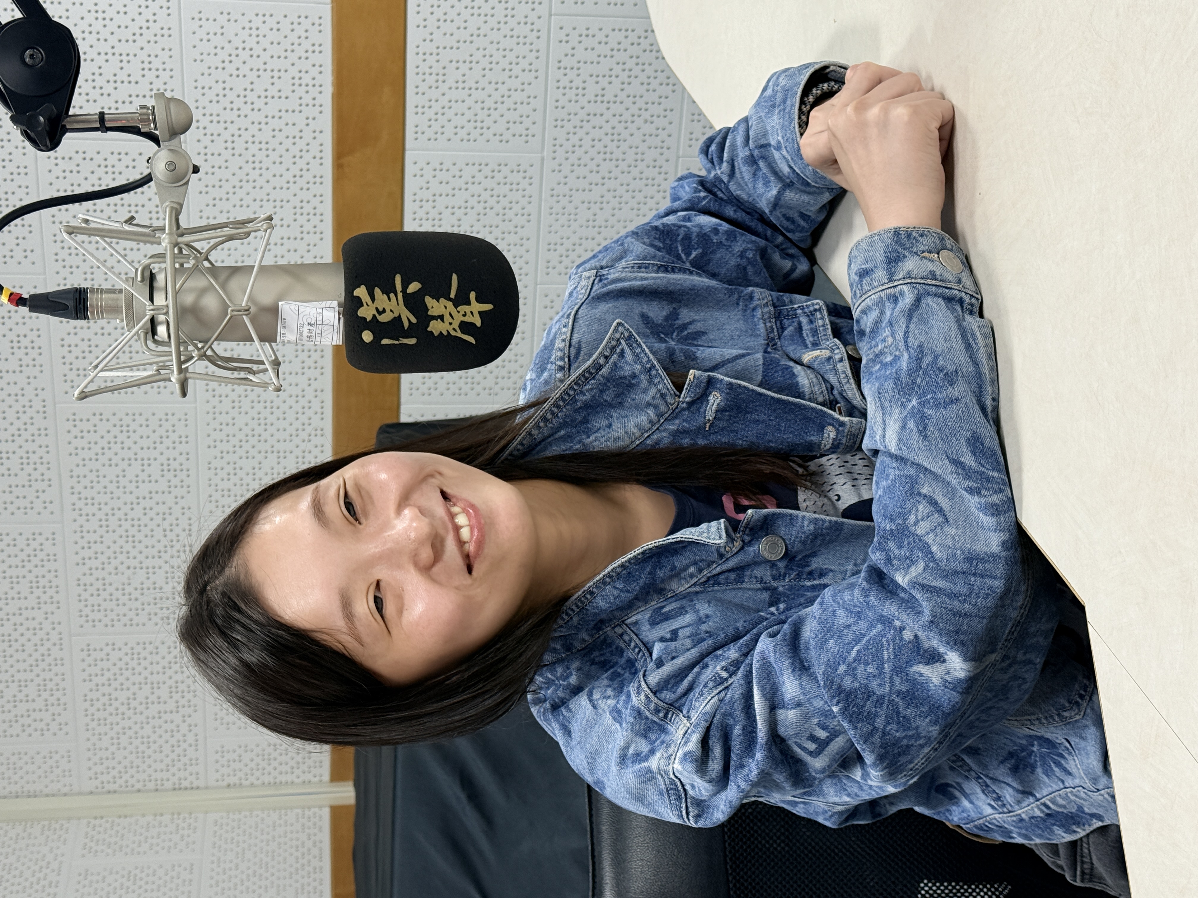 陳禹妡在錄音室中受訪