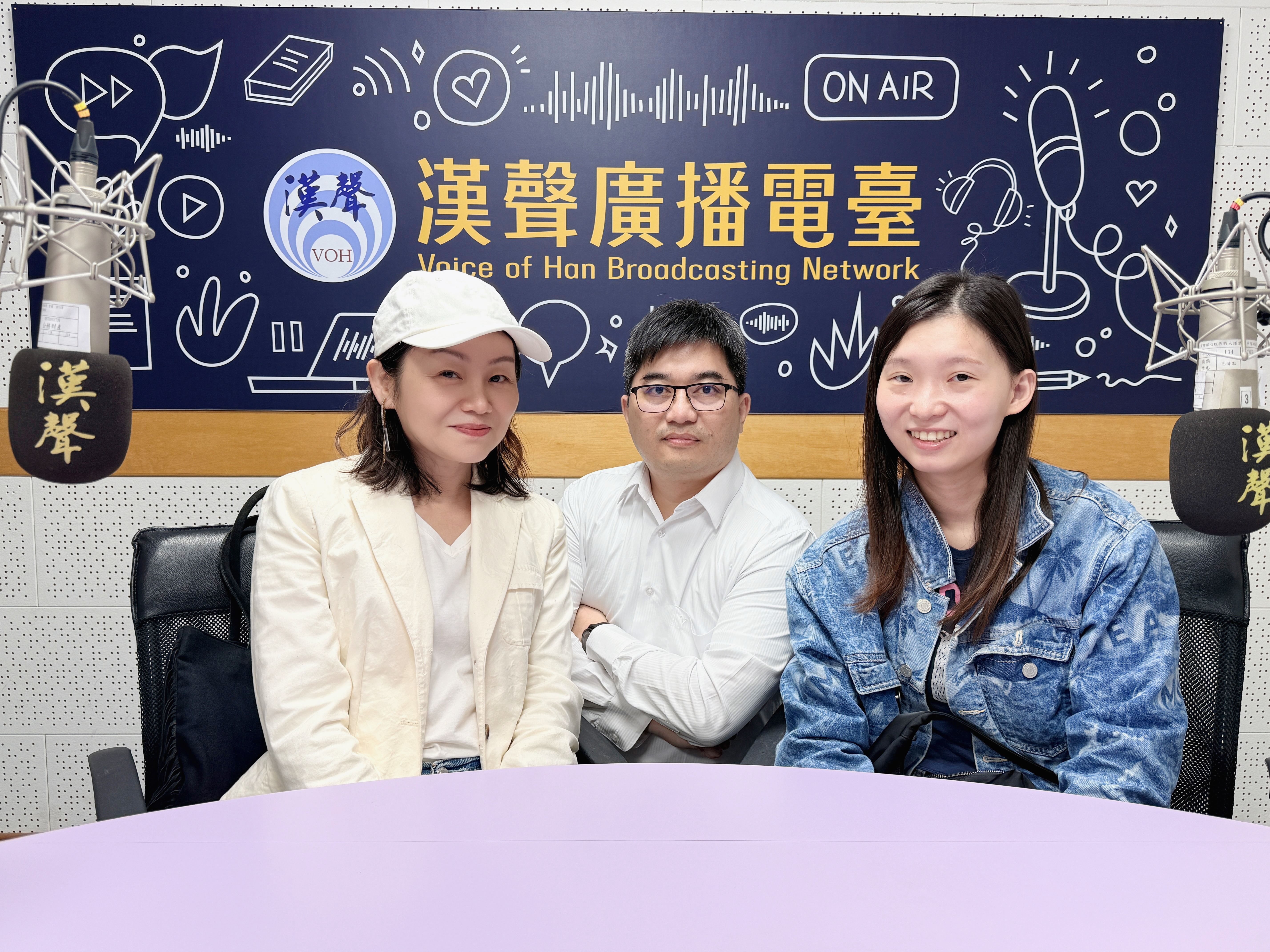 節目主持人與陳禹妡在錄音室合影