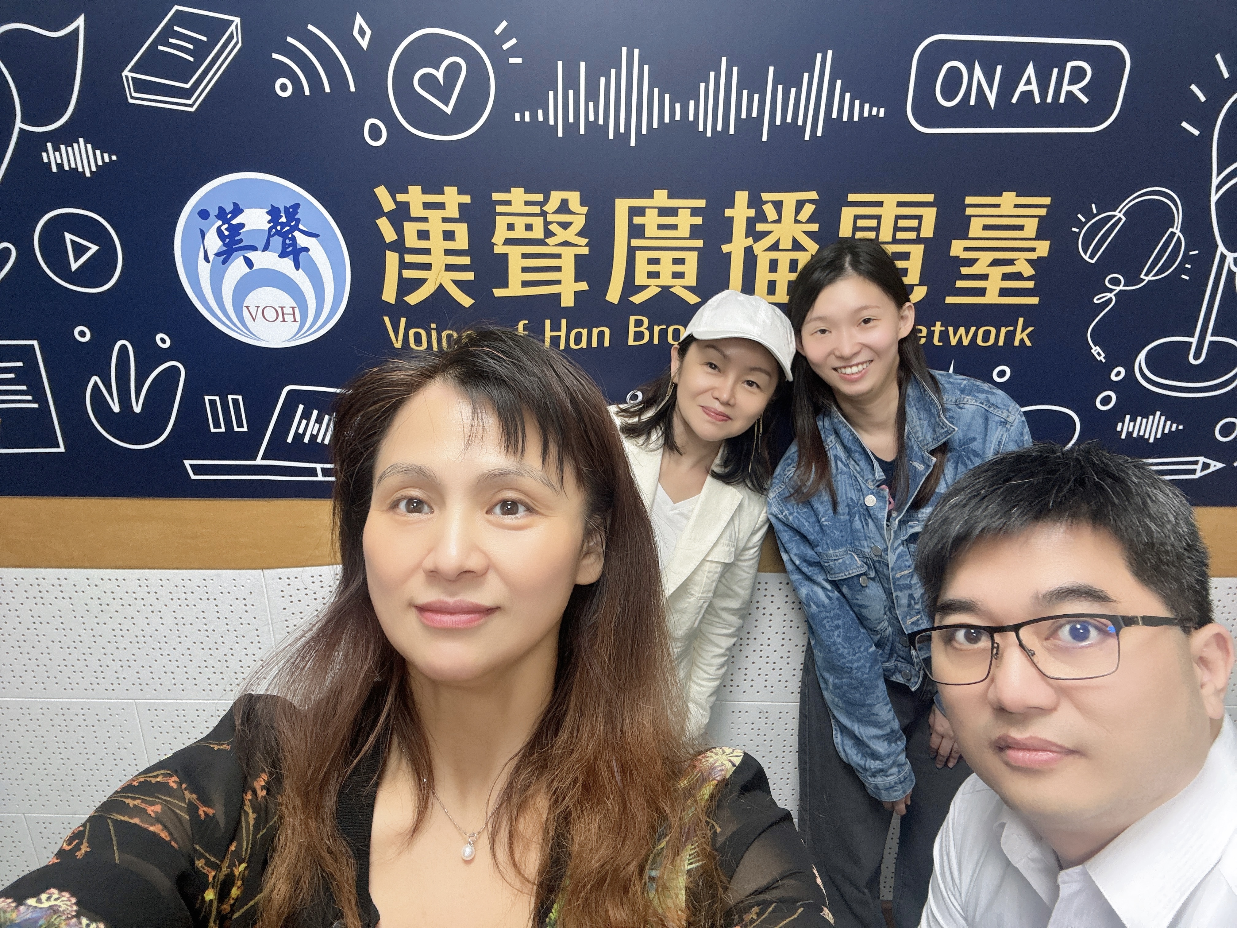 主持人與陳禹妡在錄音室的合照