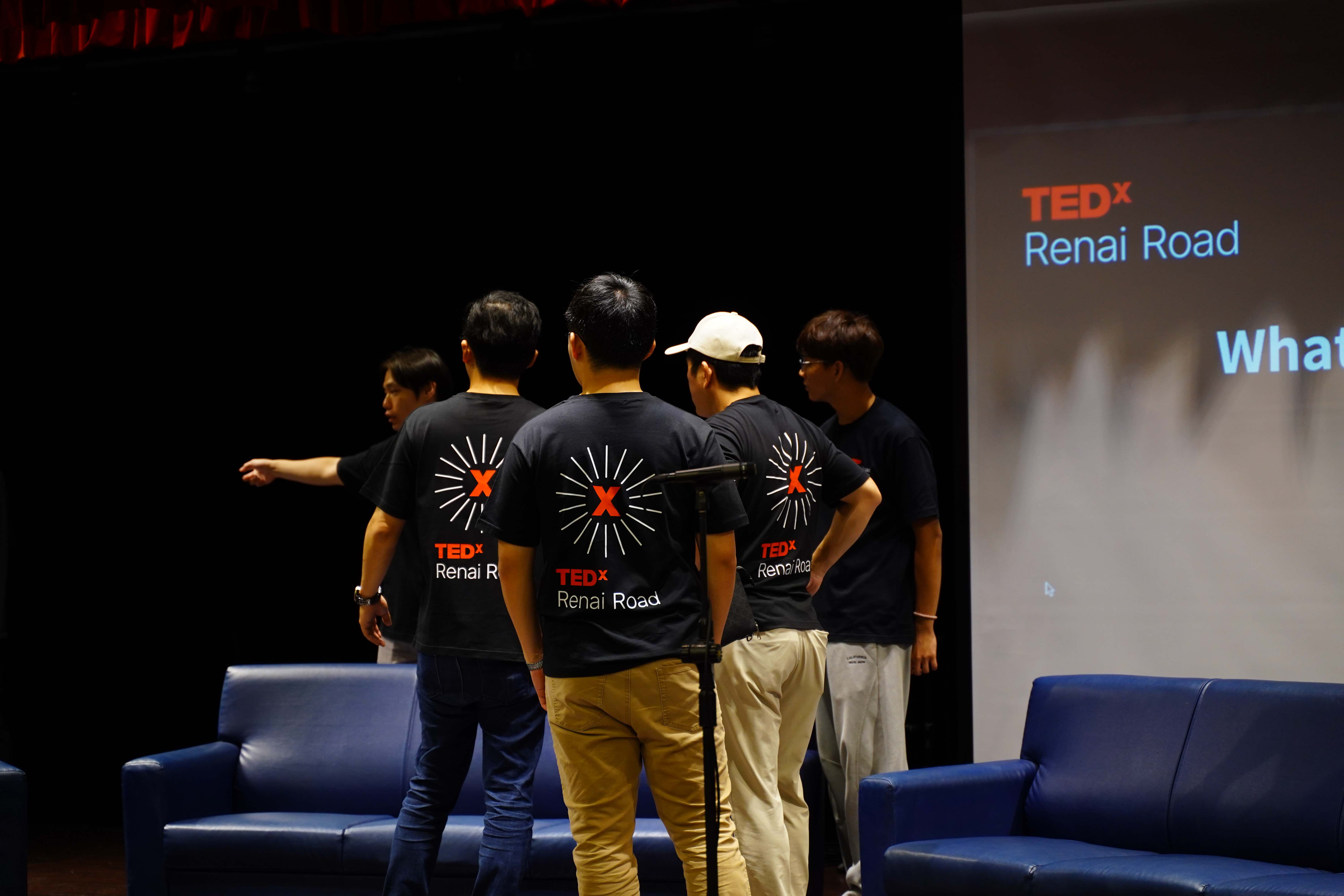 TEDxRenaiRoad工作人員在舞台上確認工作流程