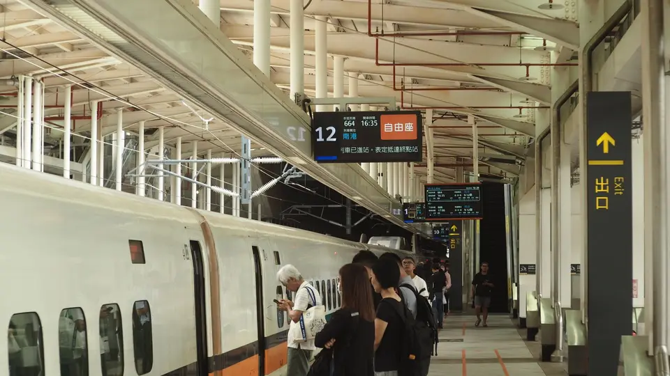 高速鐵路列車停靠月台,旅客準備搭車的日常交通場景
