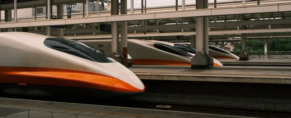 高速鐵路軌道與列車的遠景,呈現列車系統與路線共同運作
