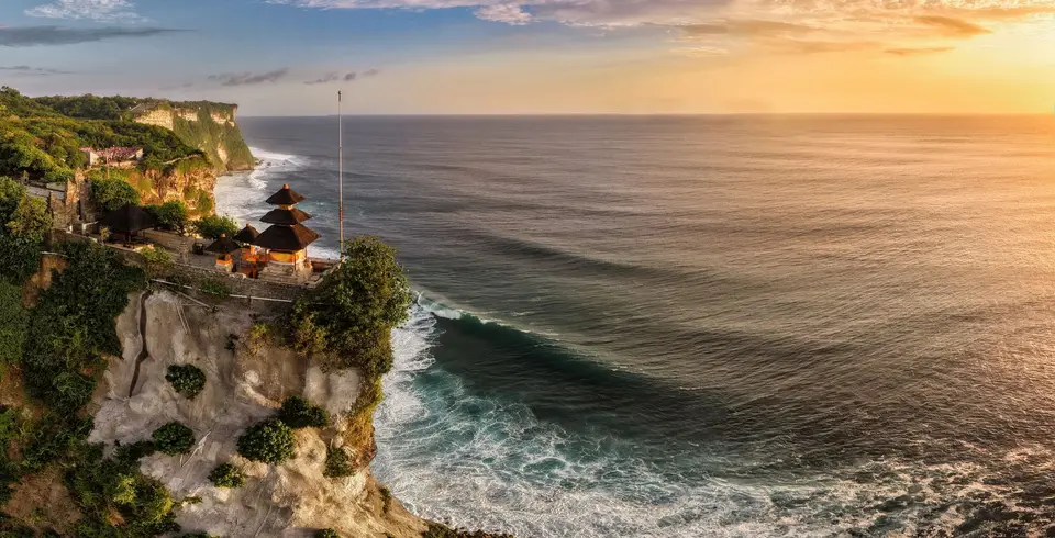 烏魯瓦圖寺坐落海岸懸崖上的建築與海景