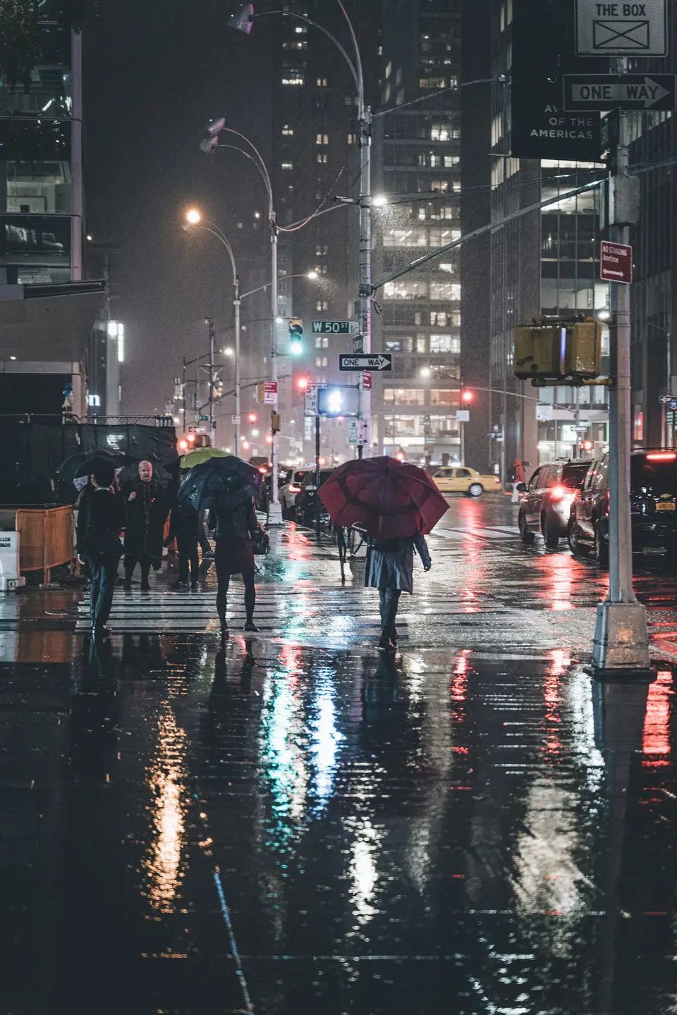 豪雨中民眾撐傘行走的城市街道