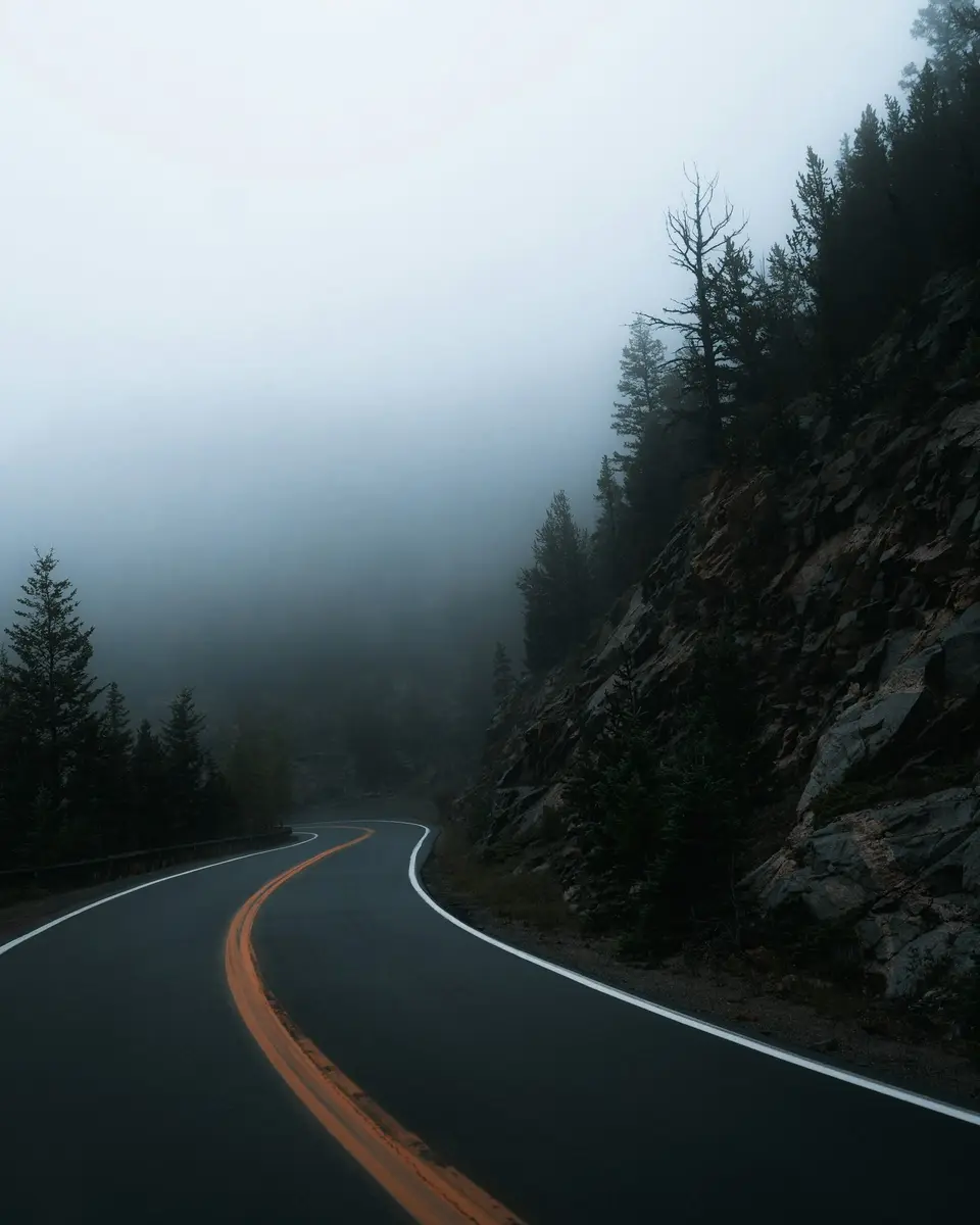 山區起霧的雨中道路