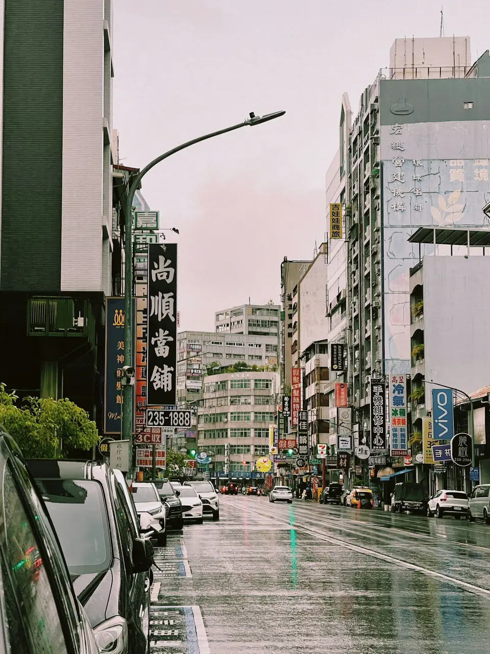 颱風強降雨下積水的城市街道