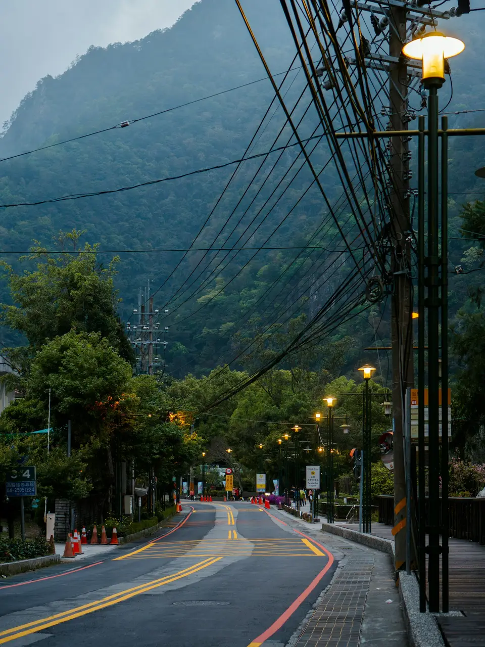 山區道路兩側雲霧籠罩
