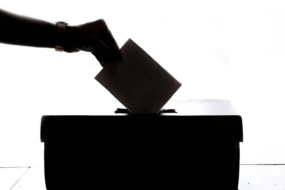 投票者將選票投入投票箱