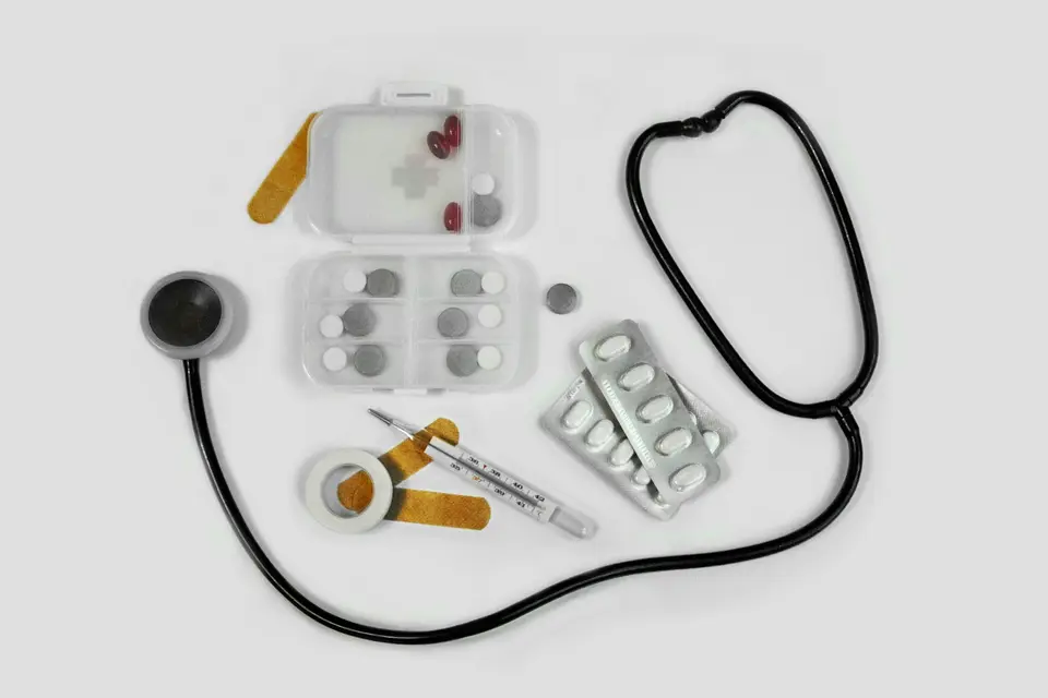 FDA 醫材審查文件與核准流程示意，象徵 UpDoc K253281 的許可審查
