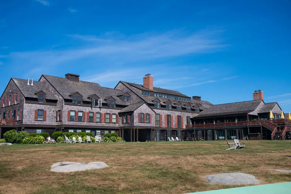 傳統磚造高爾夫球會館建築外觀，前方為修整整齊的草坪