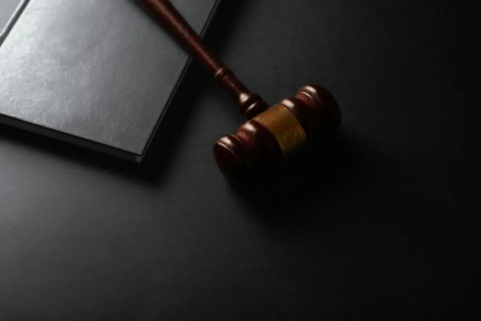 法院槌與法律書籍