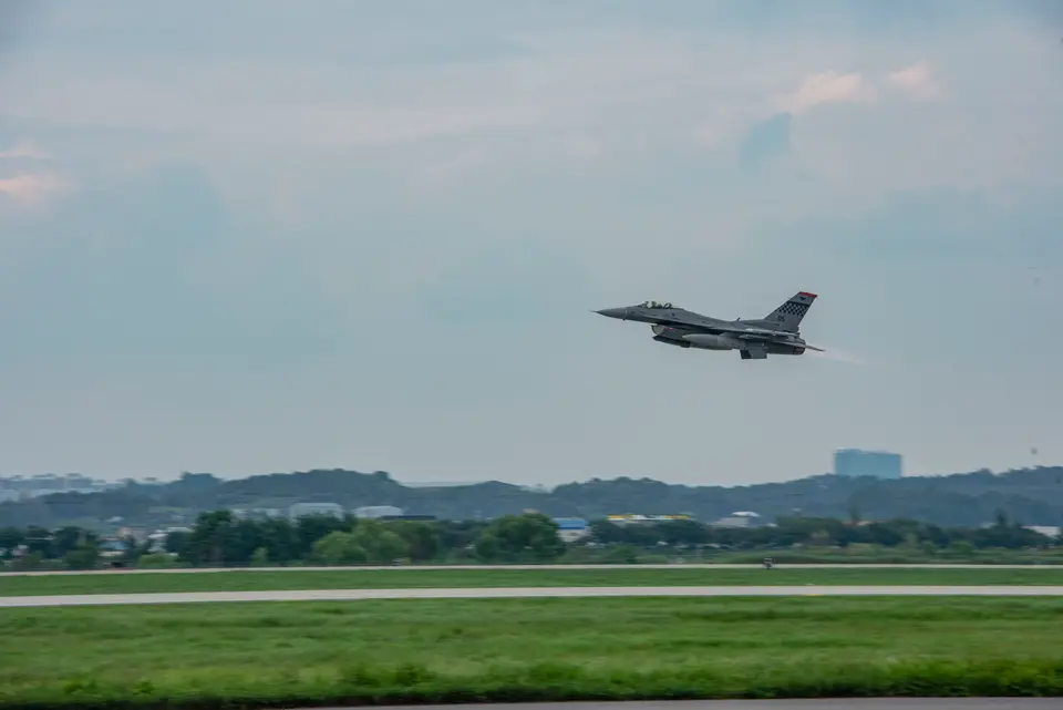 美軍F-16戰機於美韓聯合軍演期間在南韓空軍基地起飛