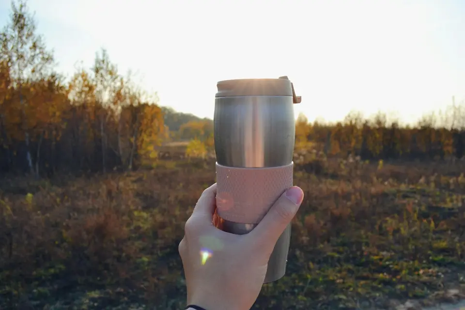 手拿不鏽鋼保溫杯的通勤情境