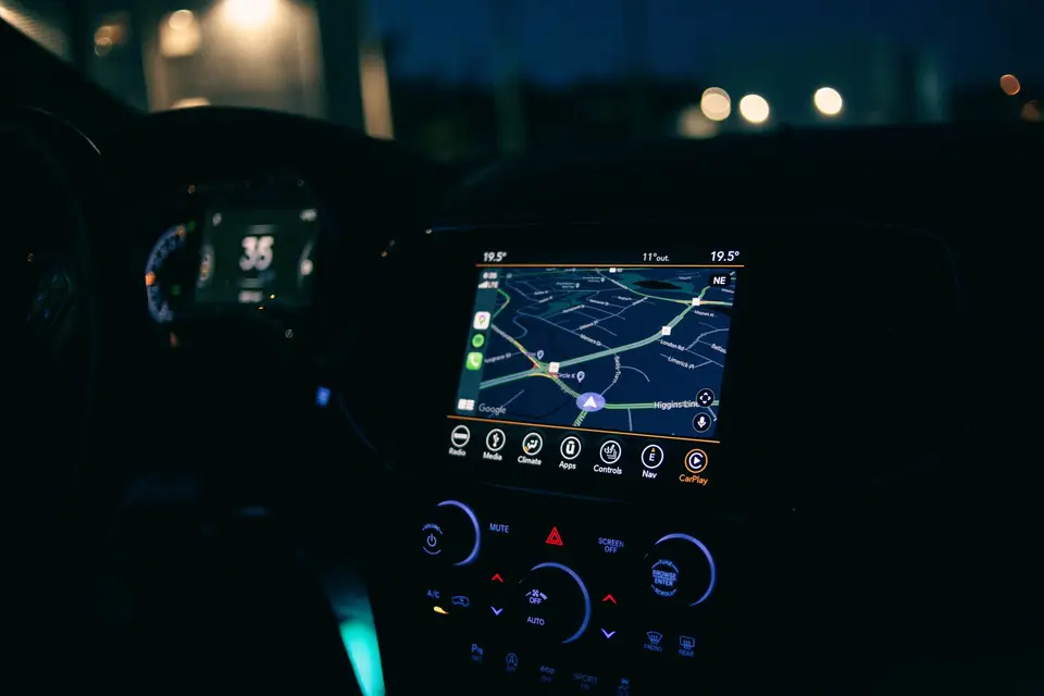 夜間車內的導航與車輛控制介面