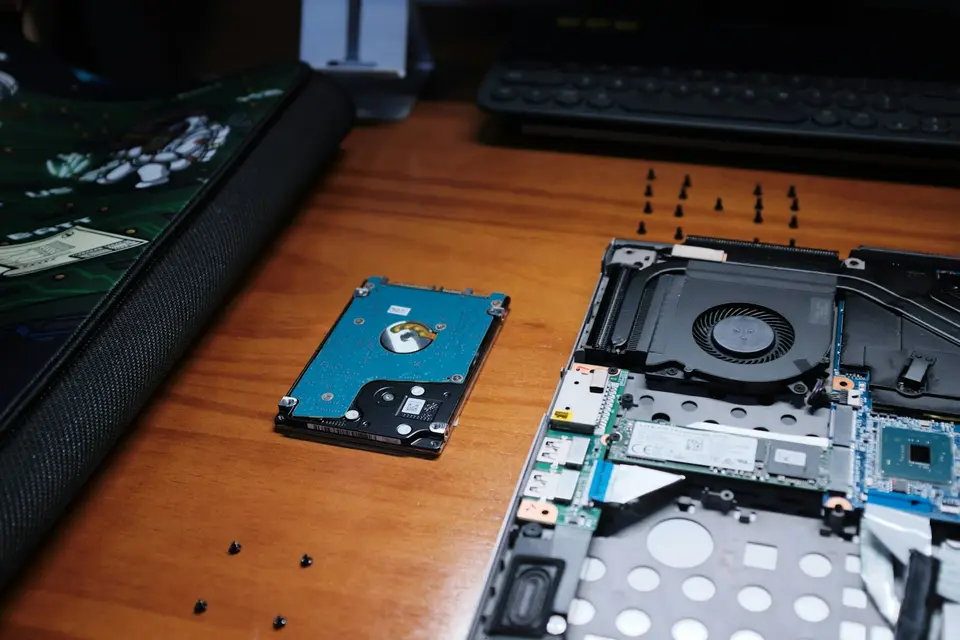 拆開的筆記型電腦與硬體檢查工具放在桌上