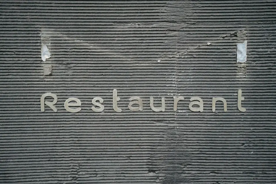 水泥牆面上刻有「Restaurant」字樣的質感浮雕字體